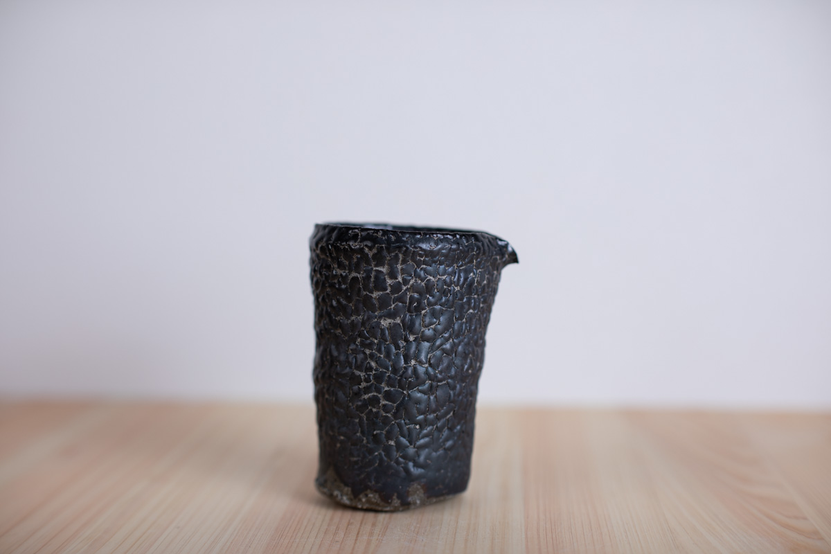 黑釉片口（芳贺龙一）