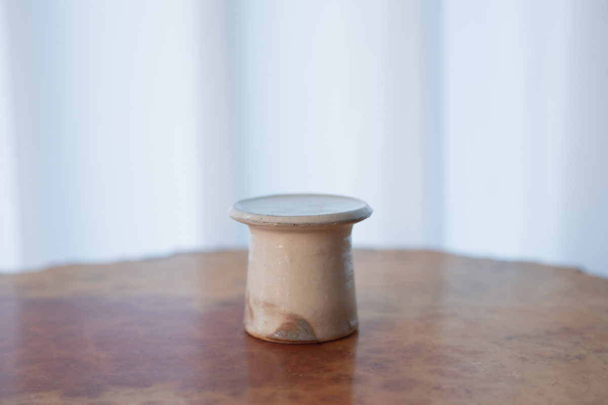 白釉台皿（古谷浩一）