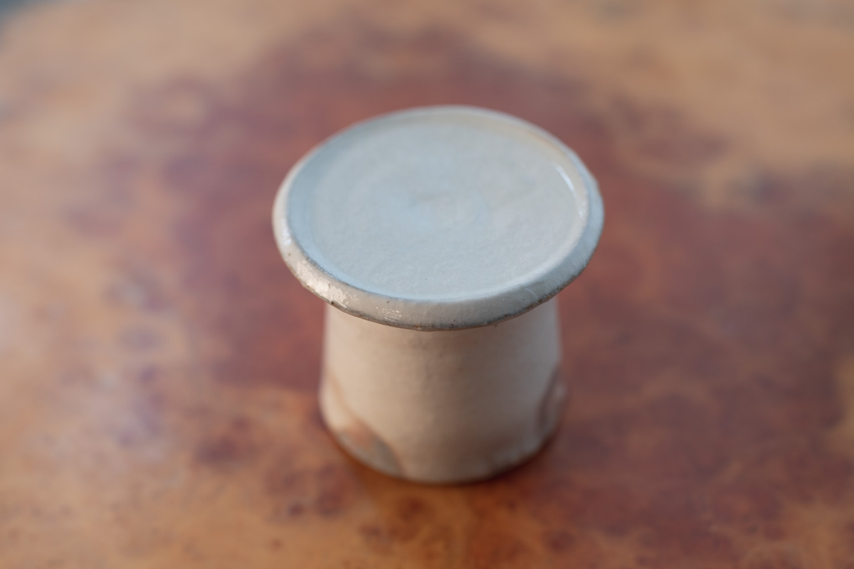 白釉台皿（古谷浩一）