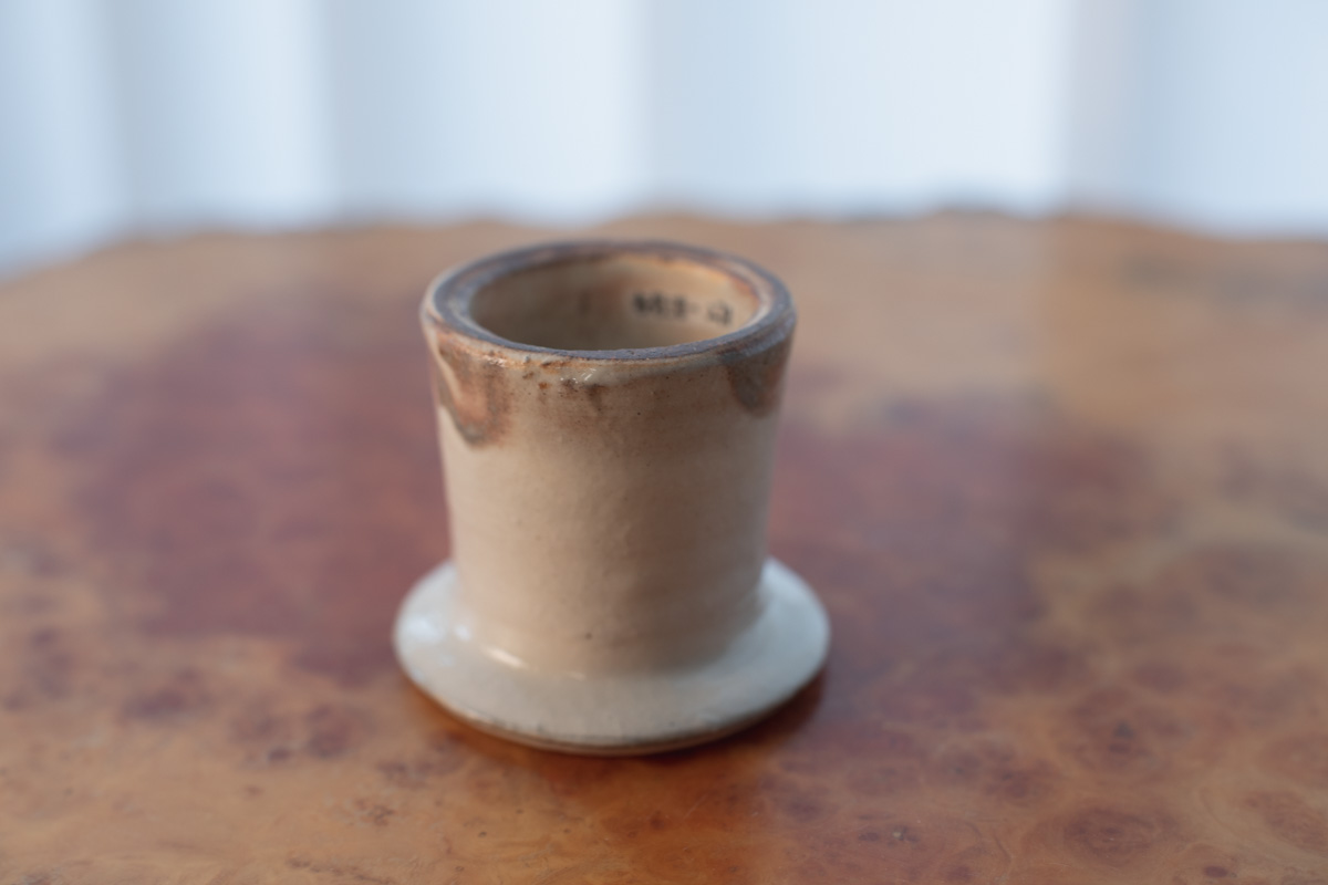 白釉台皿（古谷浩一）