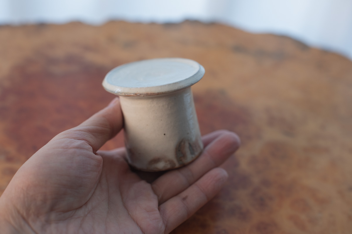 白釉台皿（古谷浩一）