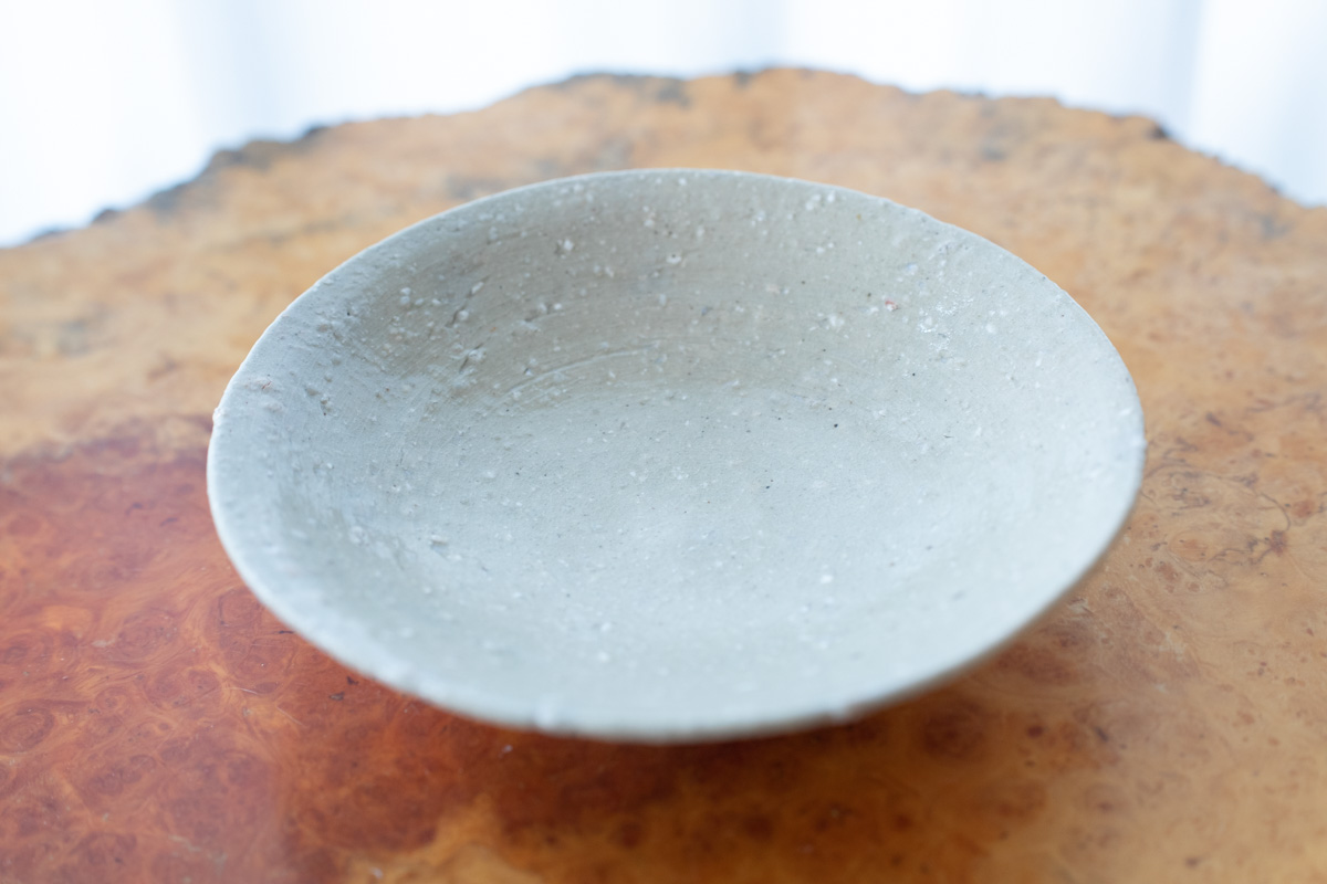 粉引中皿（铃木健史）