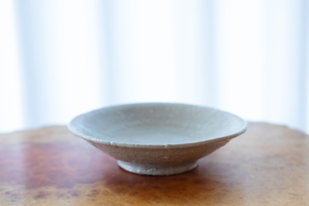 粉引中皿（铃木健史）