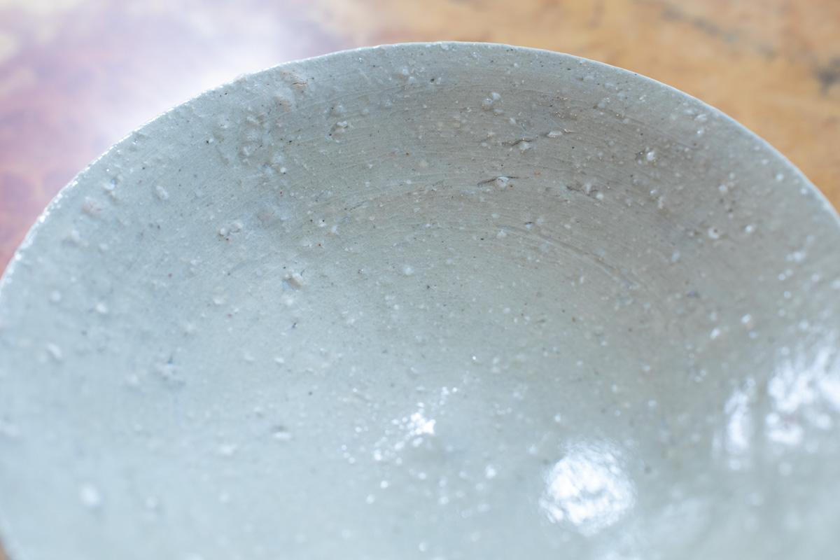 粉引中皿（铃木健史）