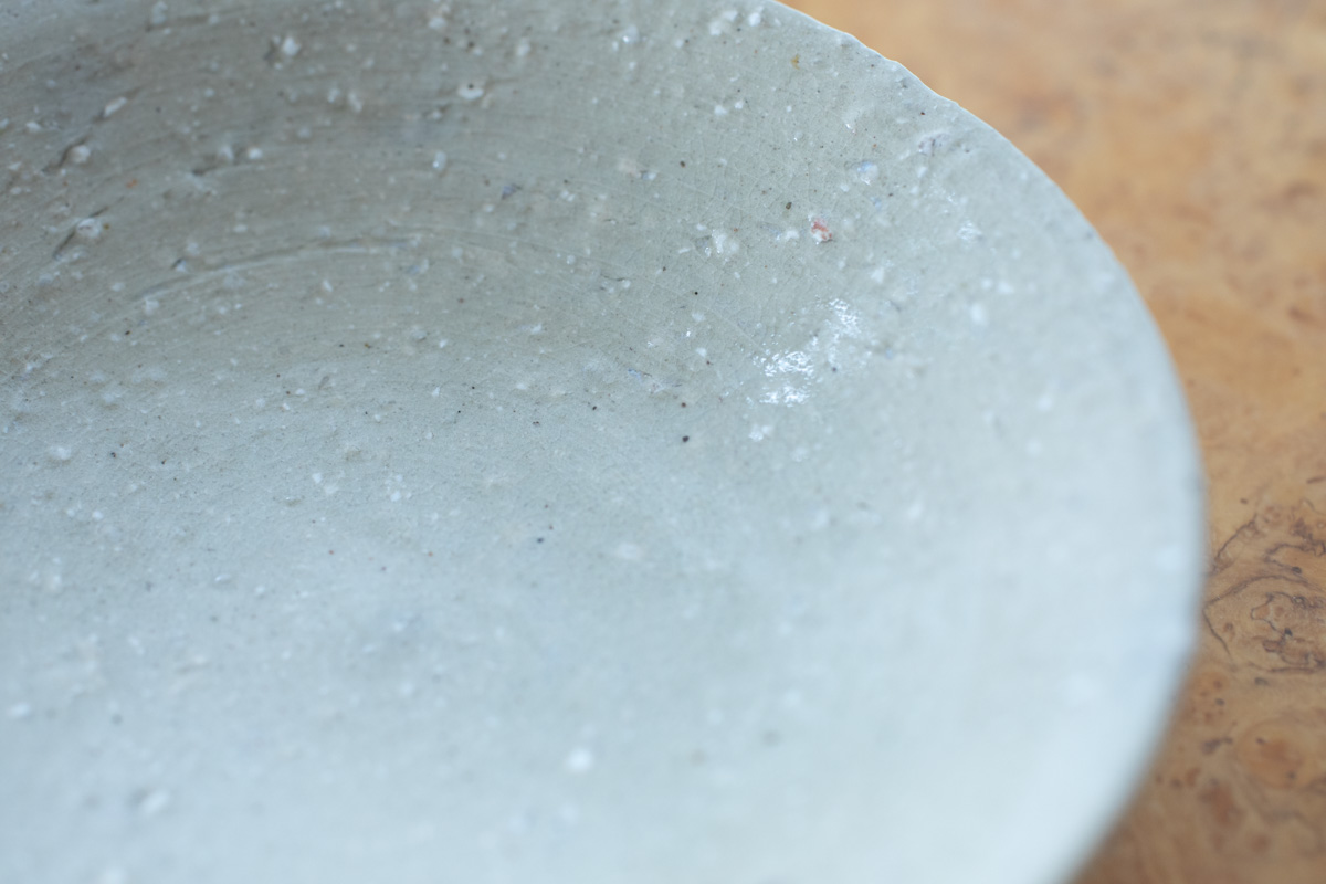 粉引中皿（铃木健史）