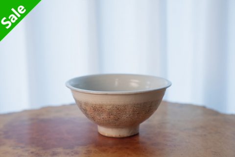 白釉横雕丼碗（古谷浩一）