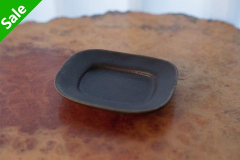 铁锈釉四方豆皿（古谷浩一）