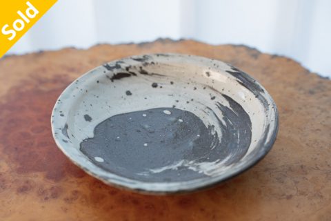 刷毛目浅皿（坪井俊宪）