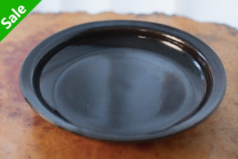 铁釉浅皿（坪井俊宪）