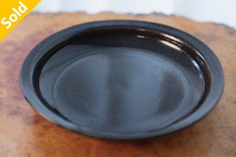 铁釉浅皿（坪井俊宪）