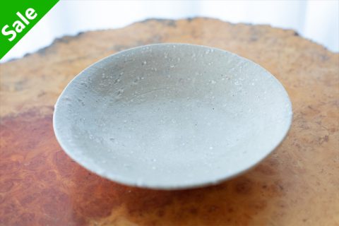 粉引中皿（铃木健史）