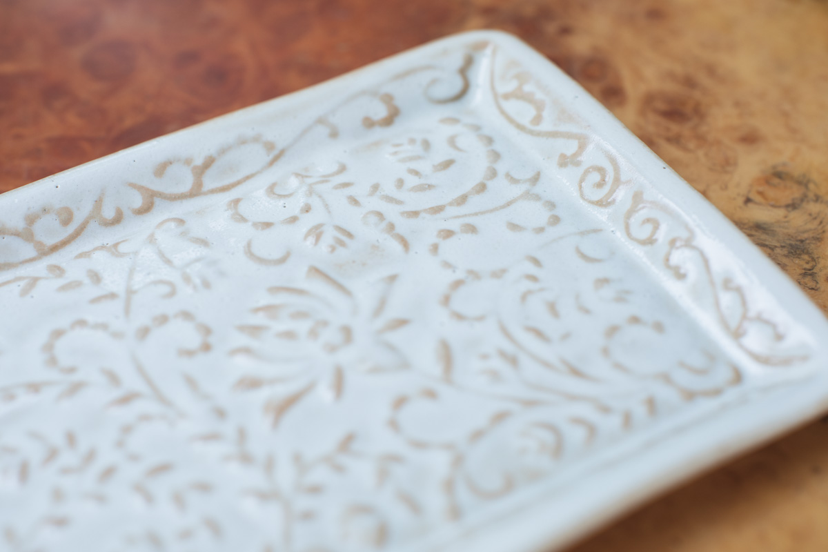 阳刻长条皿（穴山大辅）